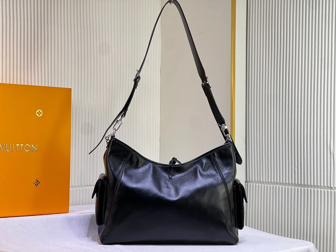 Louis Vuitton AAA Quality Shoulder Bags For Women Trendsetting 972