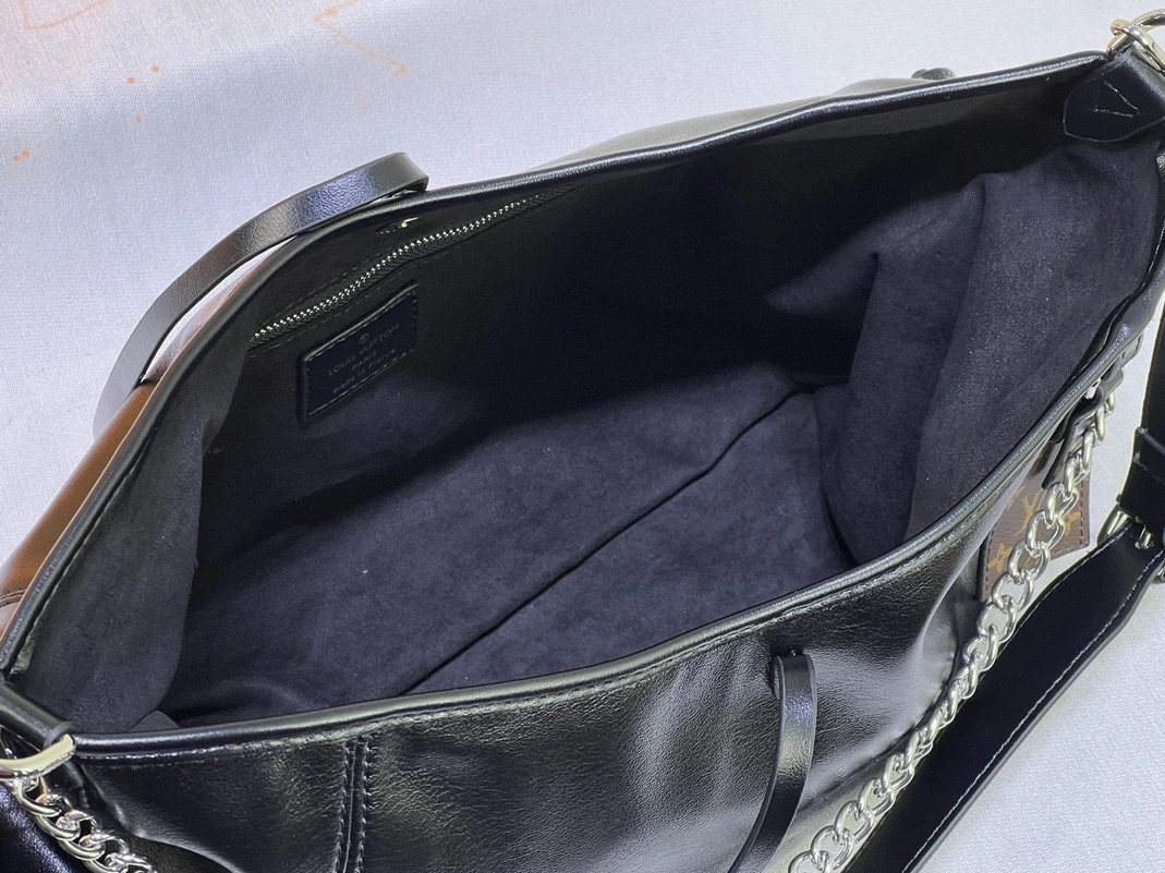 Louis Vuitton AAA Quality Shoulder Bags For Women Trendsetting 972