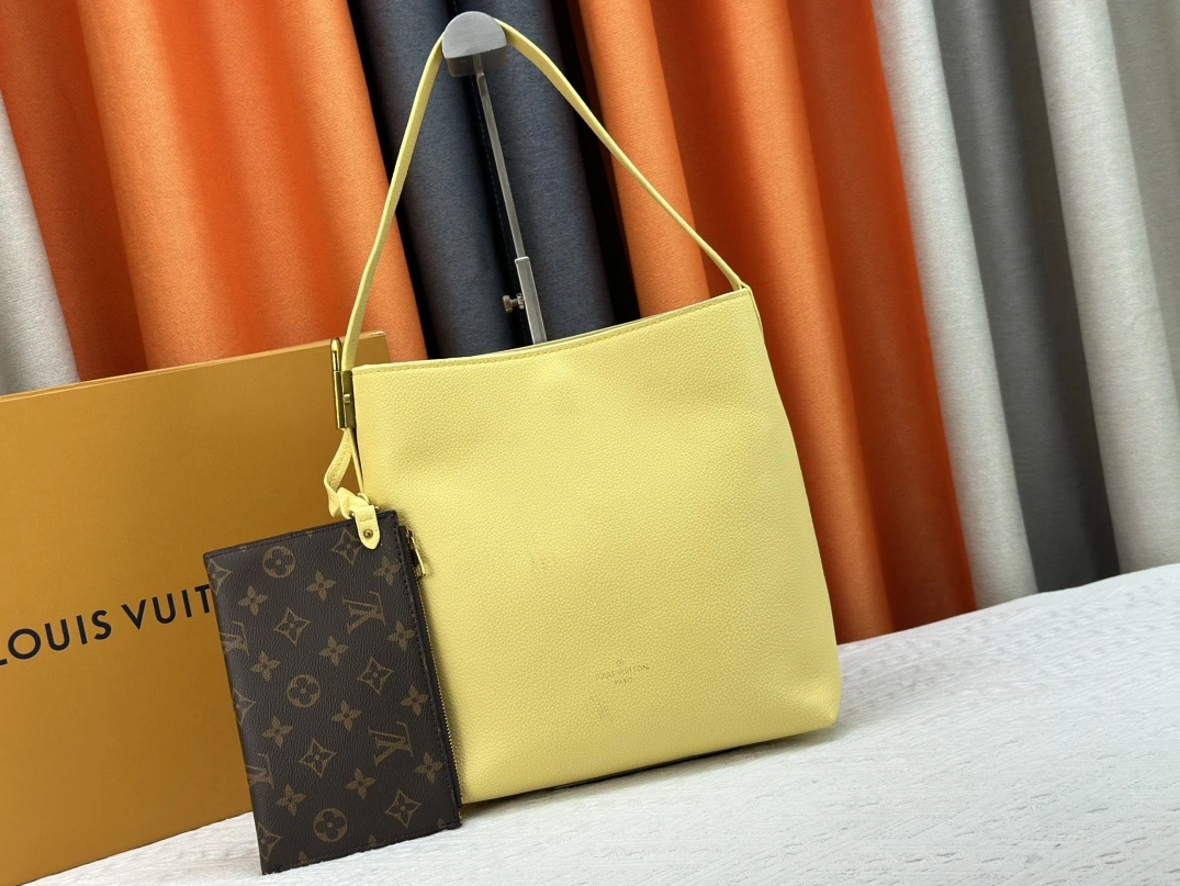 Louis Vuitton AAA Quality Shoulder Bags For Women Trendy 5966