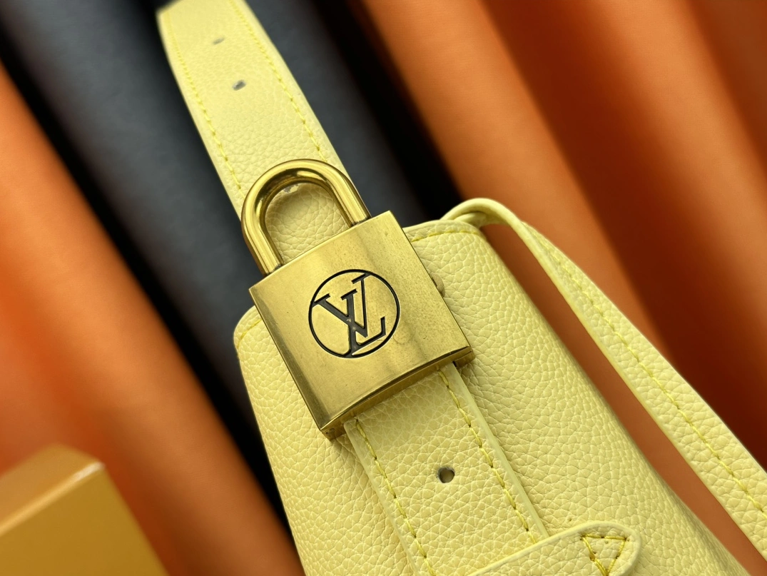Louis Vuitton AAA Quality Shoulder Bags For Women Trendy 5966