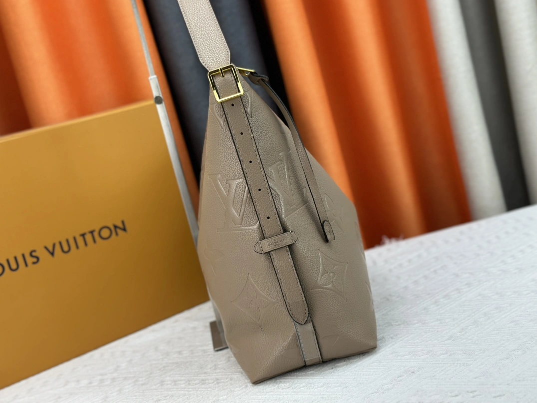Louis Vuitton AAA Quality Shoulder Bags For Women Unique 3452