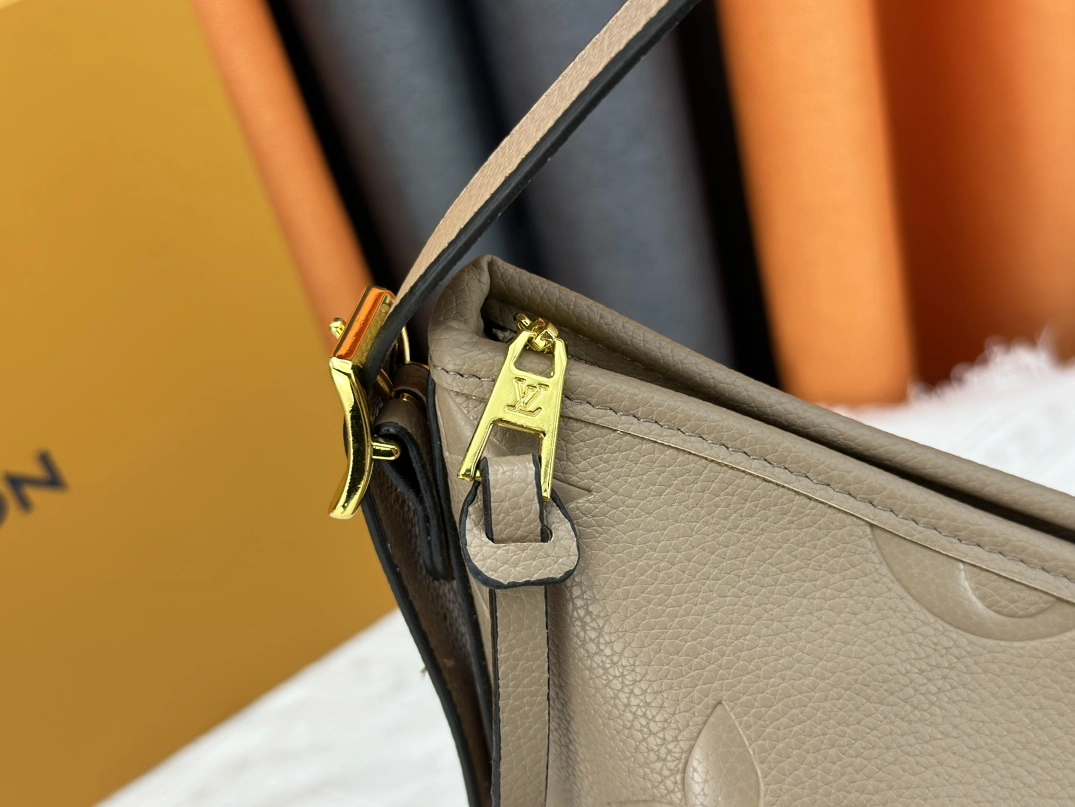Louis Vuitton AAA Quality Shoulder Bags For Women Unique 3452