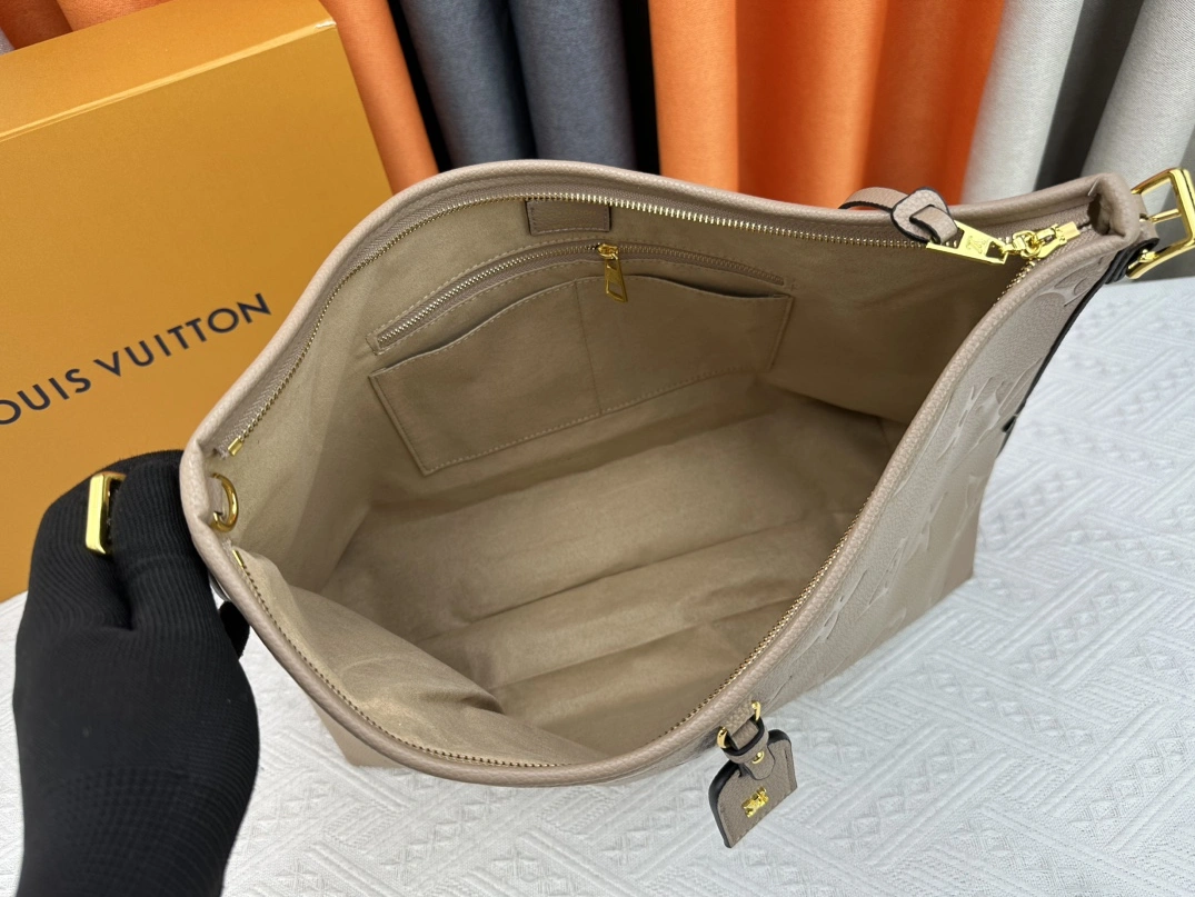 Louis Vuitton AAA Quality Shoulder Bags For Women Unique 3452