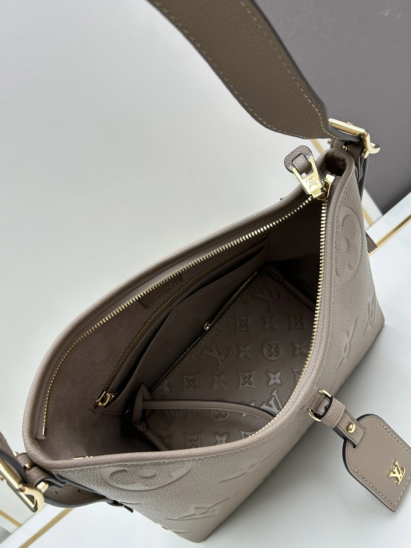 Louis Vuitton AAA Quality Shoulder Bags For Women UrbanStyle 8449