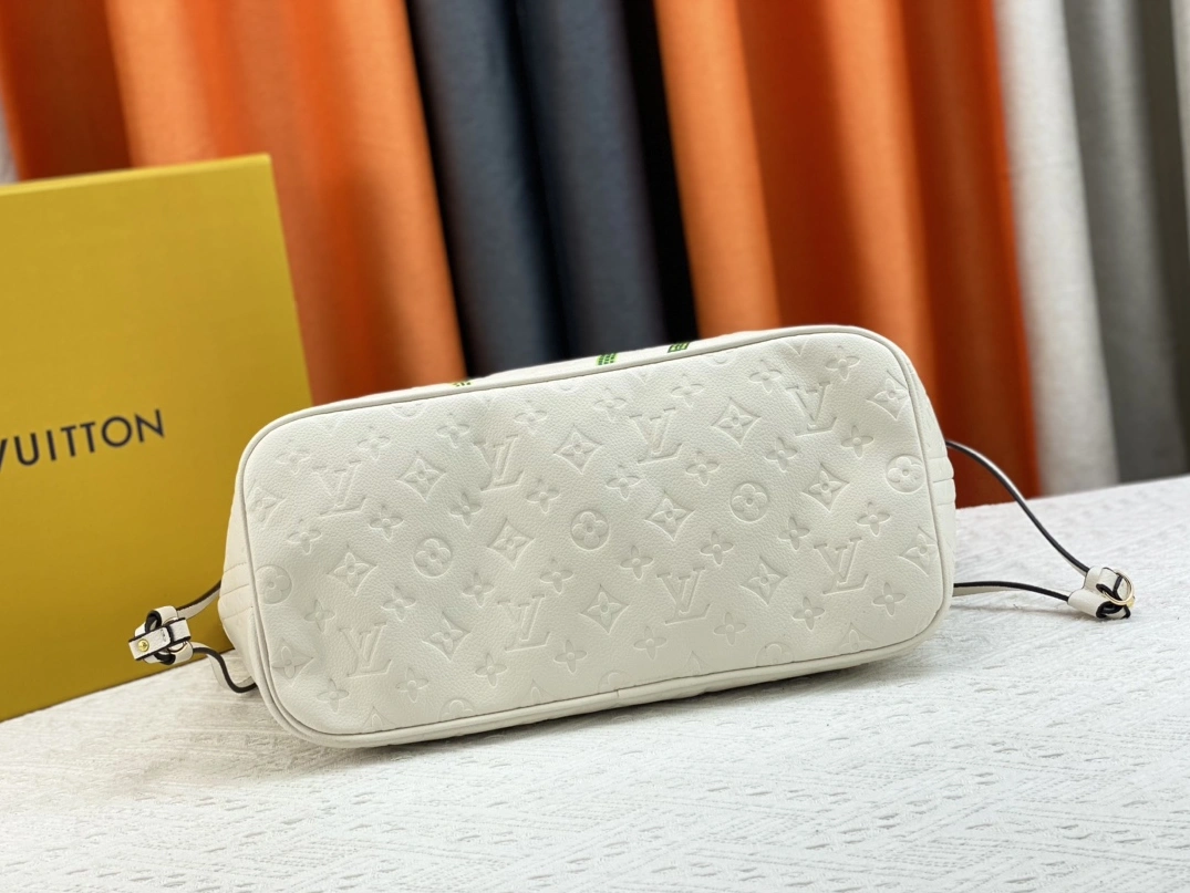 Louis Vuitton AAA Quality Shoulder Bags For Women Vibrant 8564