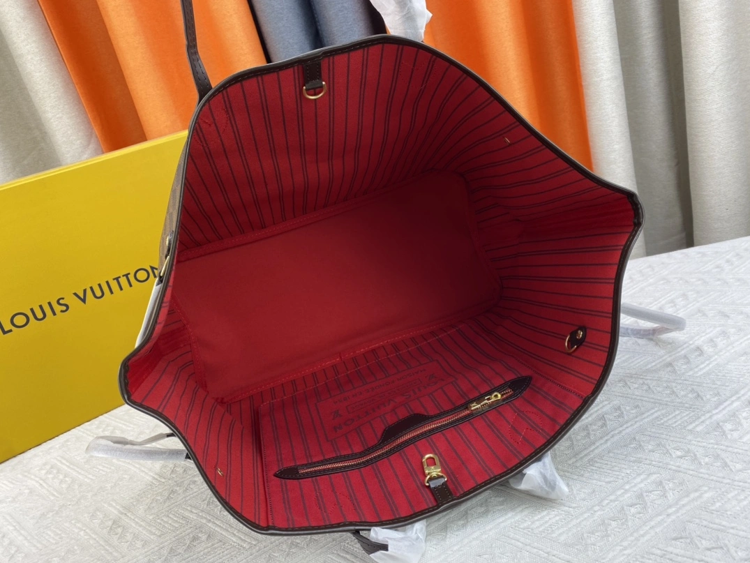 Louis Vuitton AAA Quality Shoulder Bags For Women WellDesigned 5671