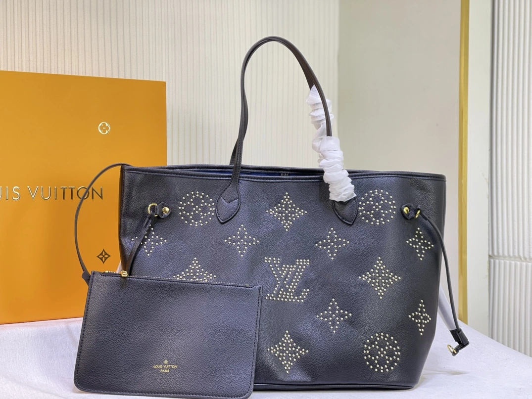 Louis Vuitton AAA Quality Shoulder Bags HighQuality 8429