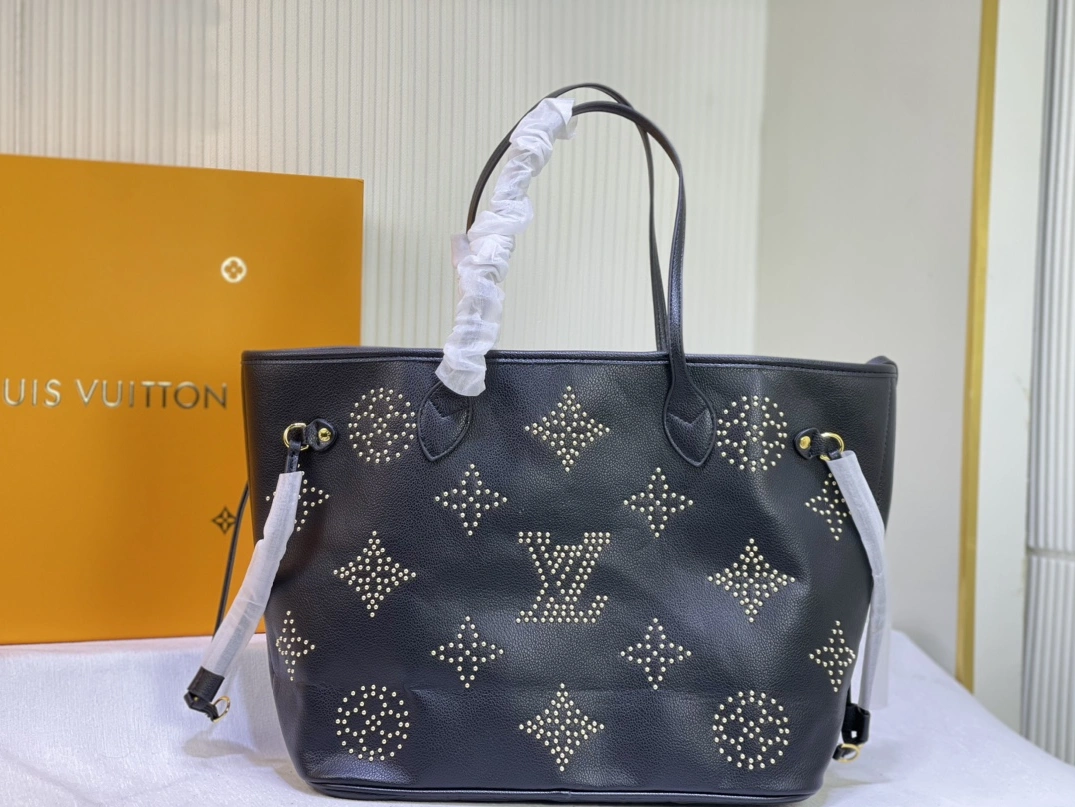 Louis Vuitton AAA Quality Shoulder Bags HighQuality 8429