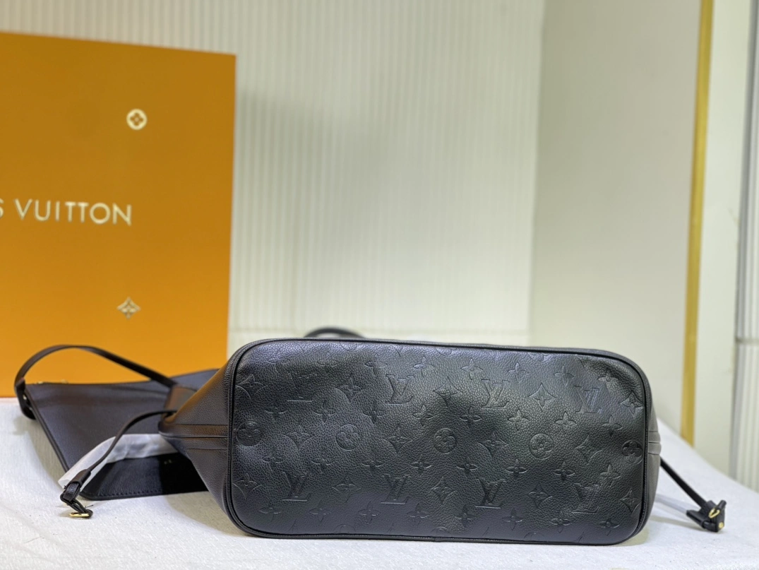 Louis Vuitton AAA Quality Shoulder Bags HighQuality 8429