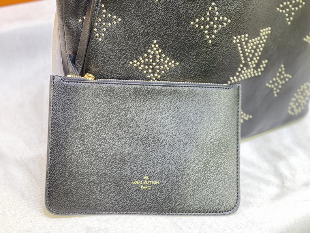 Louis Vuitton AAA Quality Shoulder Bags HighQuality 8429