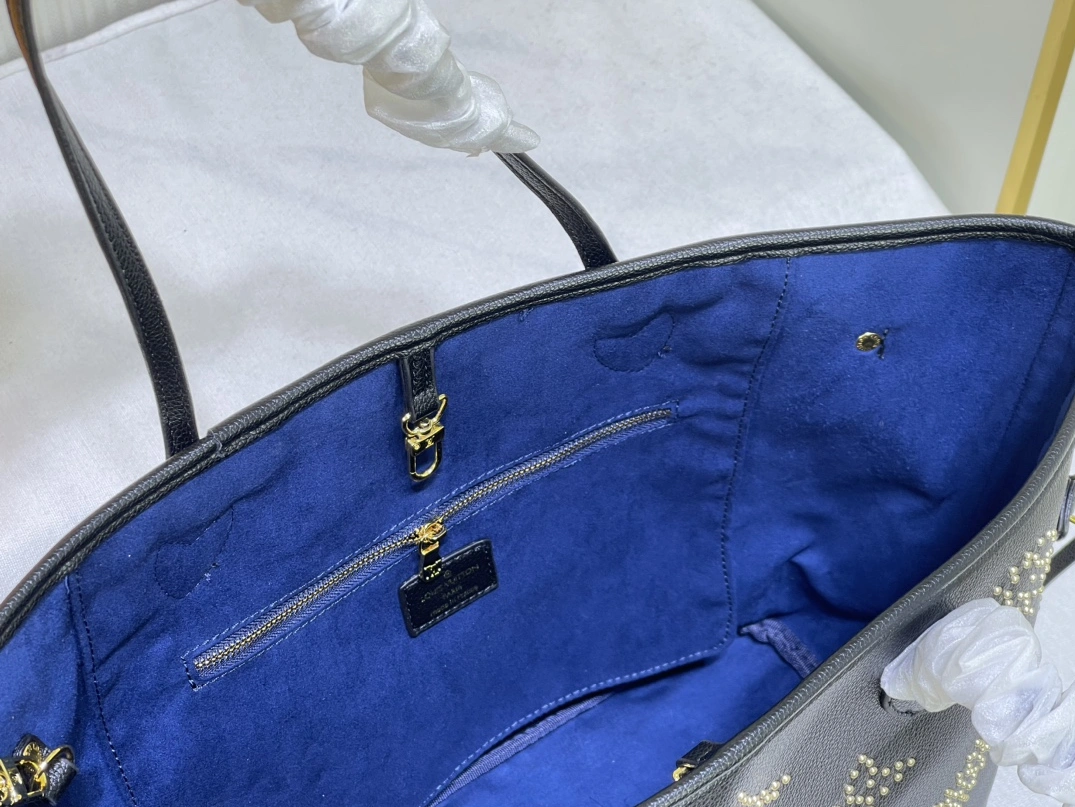 Louis Vuitton AAA Quality Shoulder Bags HighQuality 8429