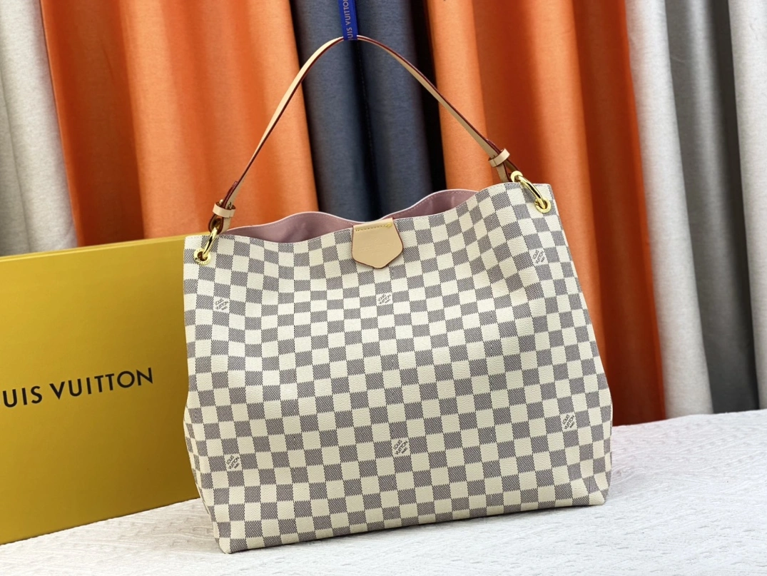 Louis Vuitton AAA Quality Shoulder Bags In Pink For Women Sleek 5374
