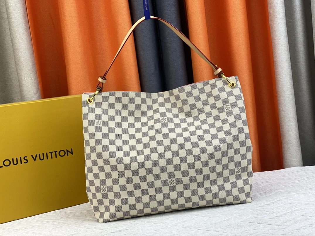 Louis Vuitton AAA Quality Shoulder Bags In Pink For Women Sleek 5374