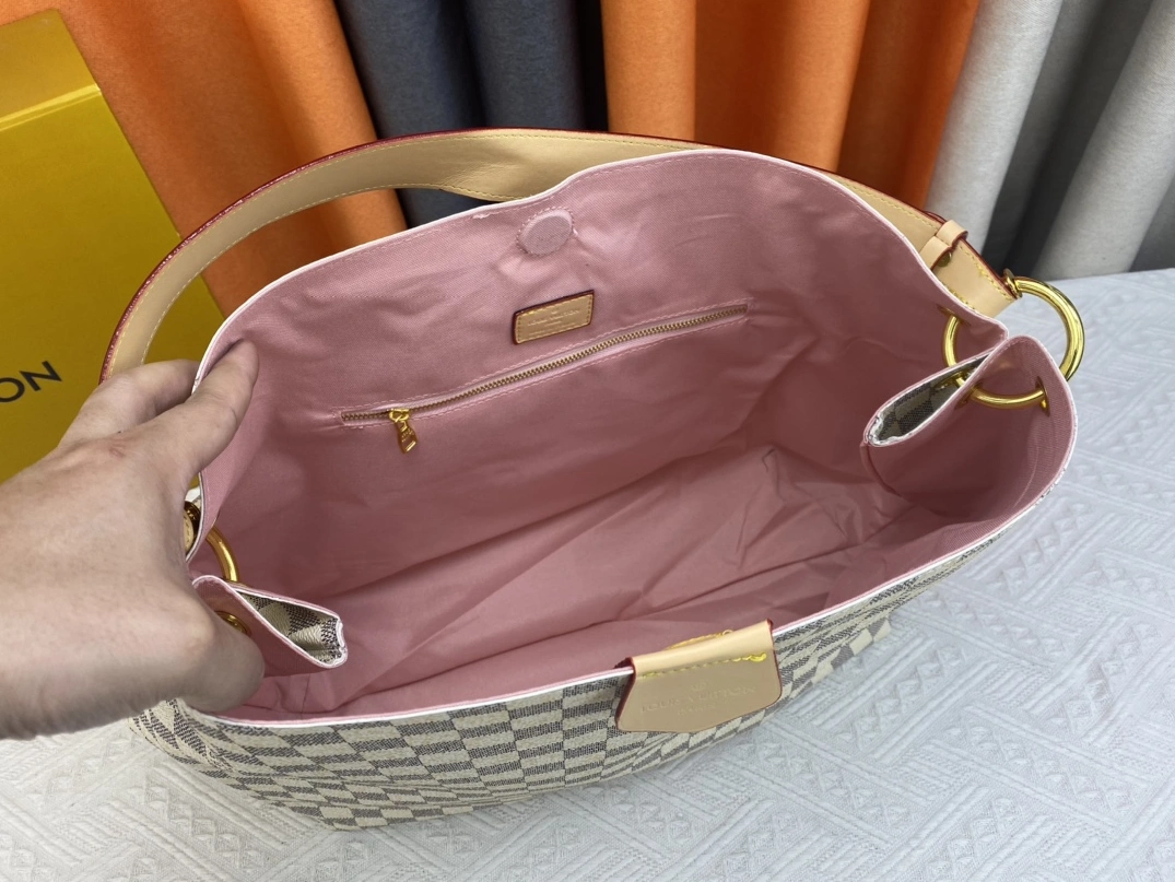 Louis Vuitton AAA Quality Shoulder Bags In Pink For Women Sleek 5374