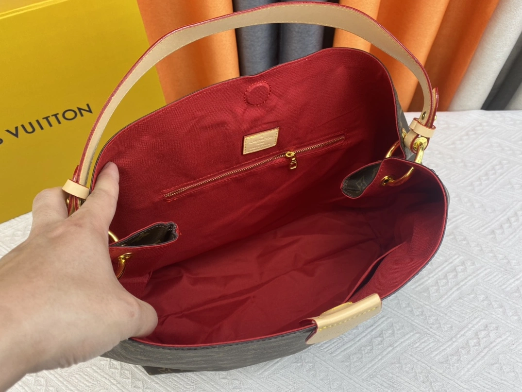 Louis Vuitton AAA Quality Shoulder Bags In Red For Women NewStyle 5878