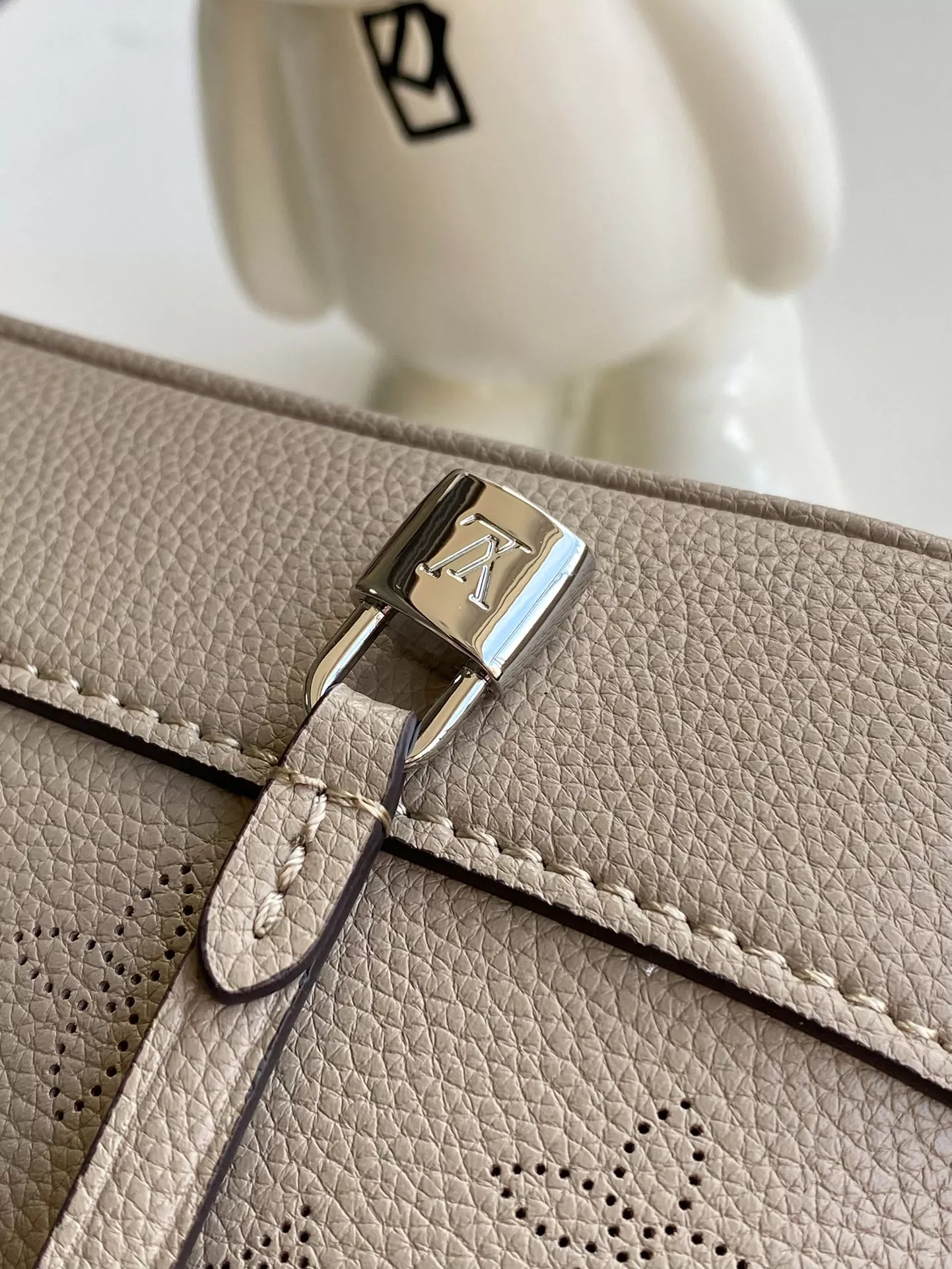 Louis Vuitton AAA Quality Shoulder Bags Practical 1337