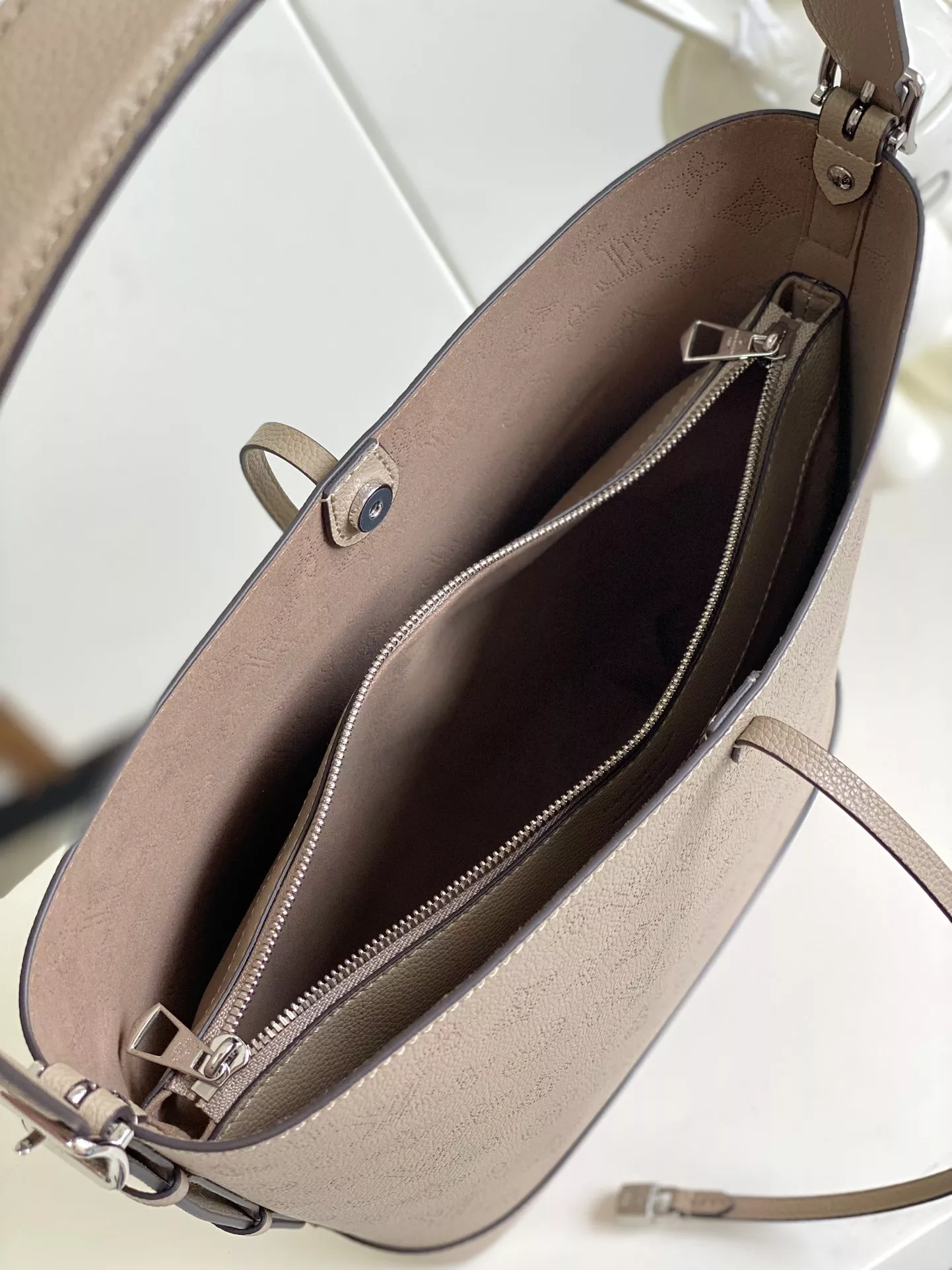 Louis Vuitton AAA Quality Shoulder Bags Practical 1337