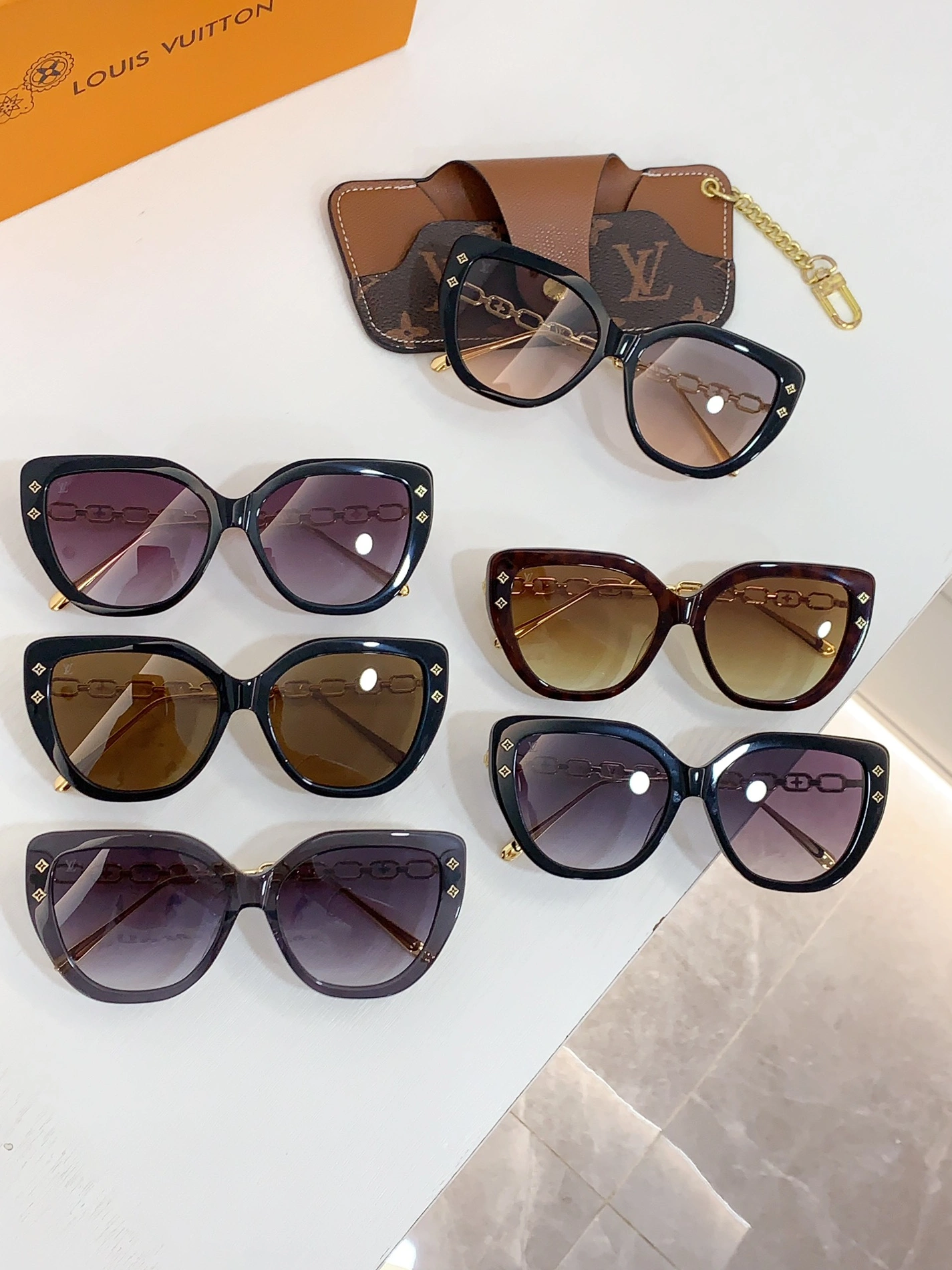 Louis Vuitton AAA Quality Sunglasses Bold 4283