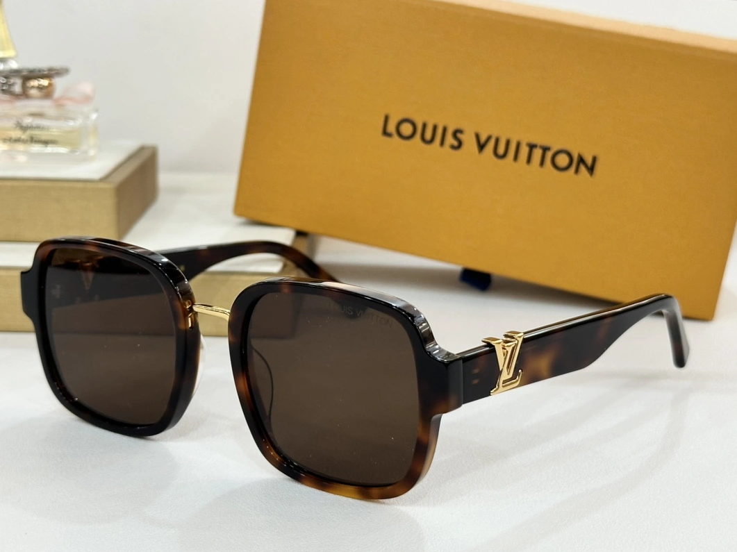 Louis Vuitton AAA Quality Sunglasses Bold 428