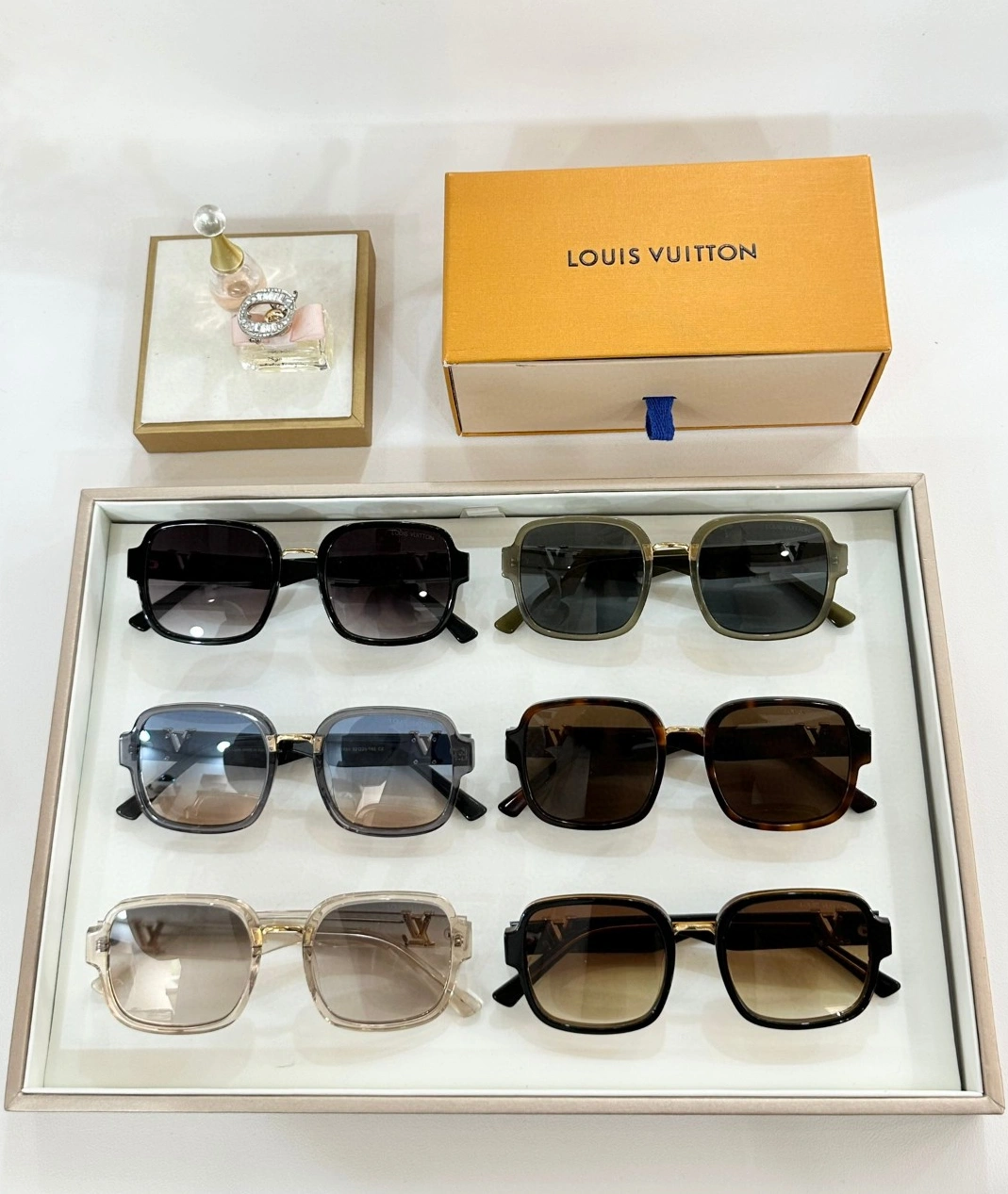 Louis Vuitton AAA Quality Sunglasses Bold 428