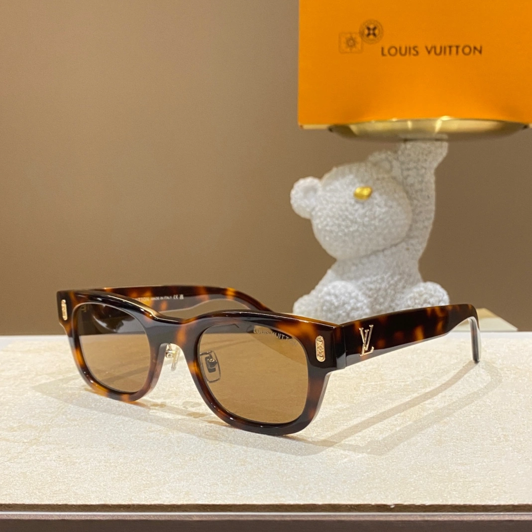 Louis Vuitton AAA Quality Sunglasses Bold 7100
