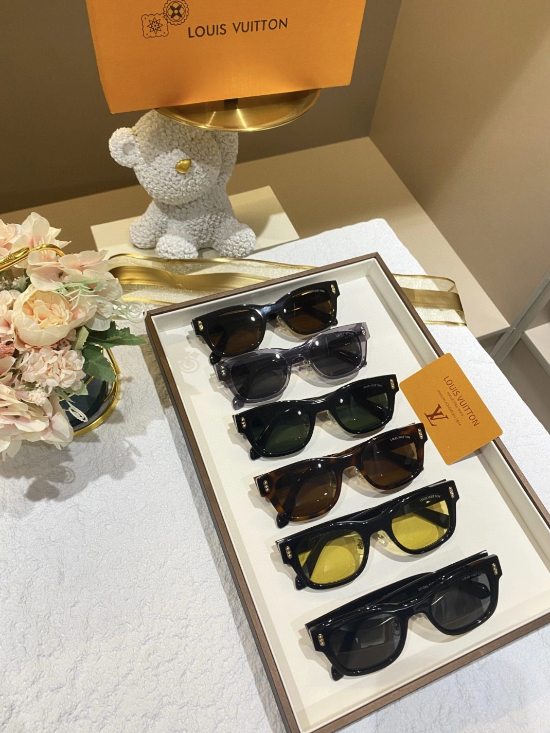 Louis Vuitton AAA Quality Sunglasses Bold 7100
