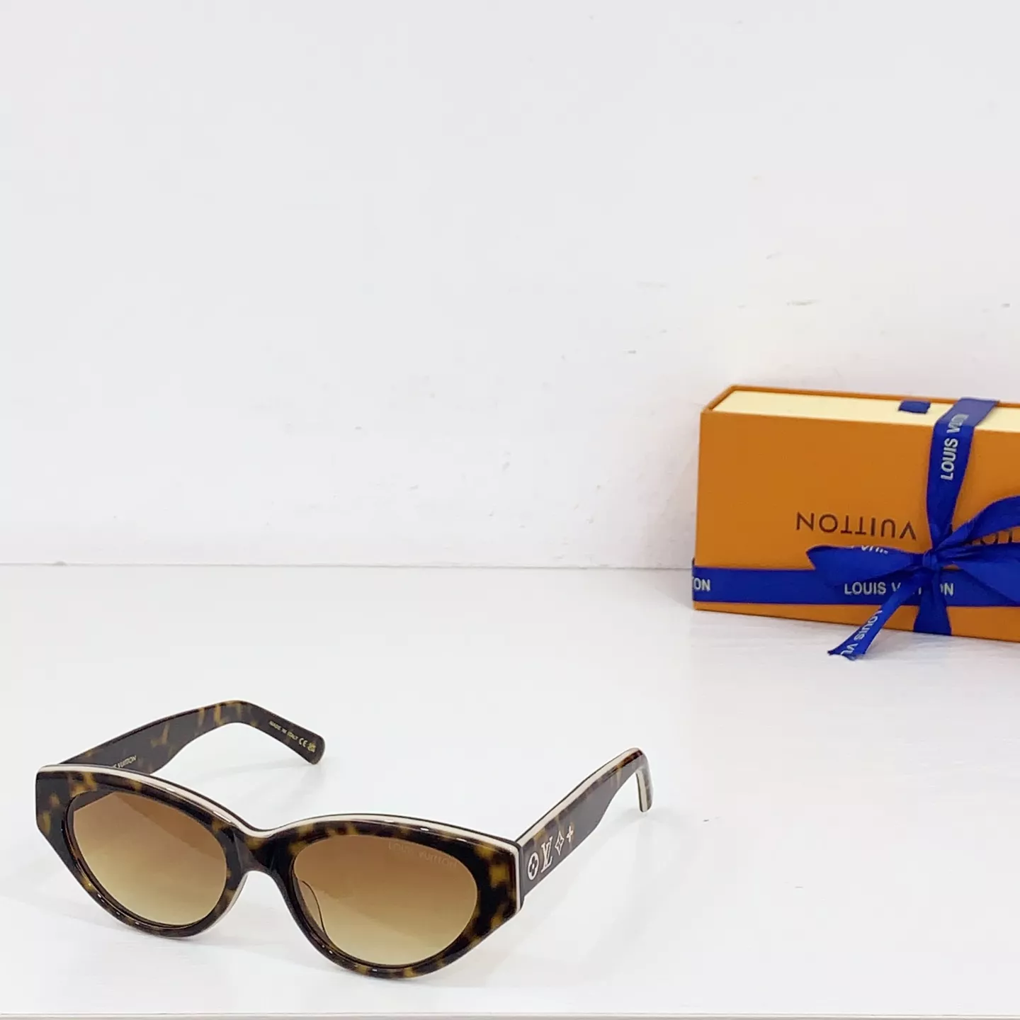 Louis Vuitton AAA Quality Sunglasses Breathable 9346