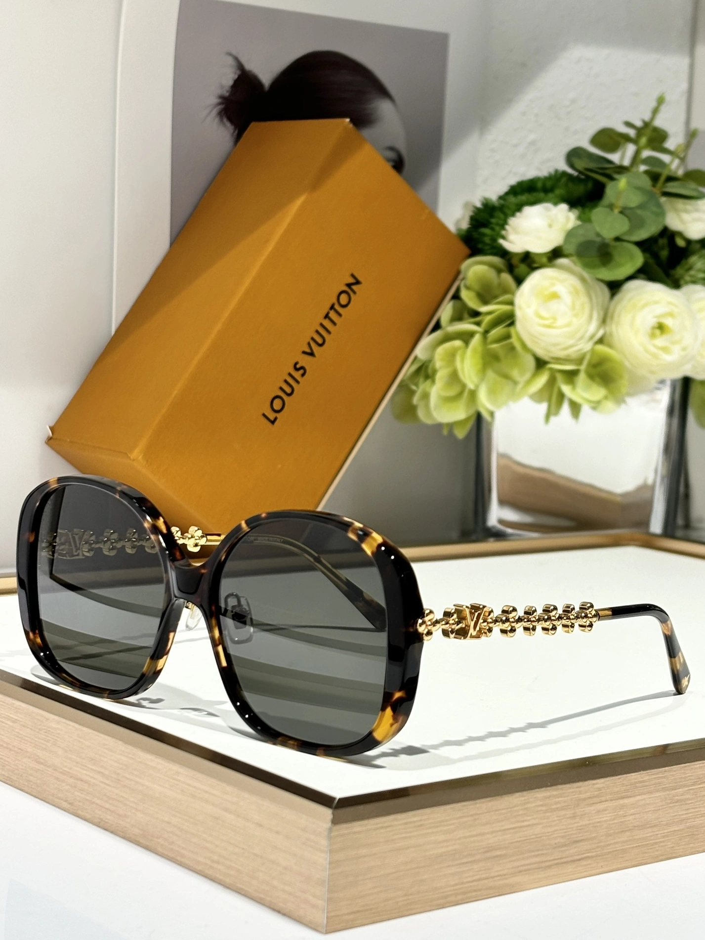 Louis Vuitton AAA Quality Sunglasses Classic 9202