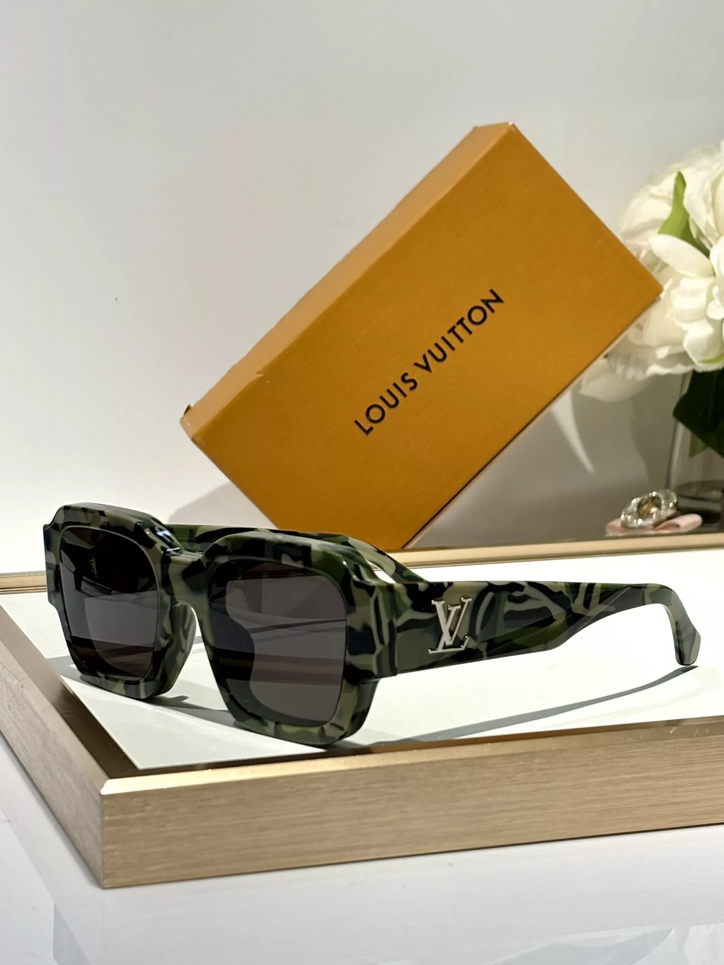 Louis Vuitton AAA Quality Sunglasses Compact 9142