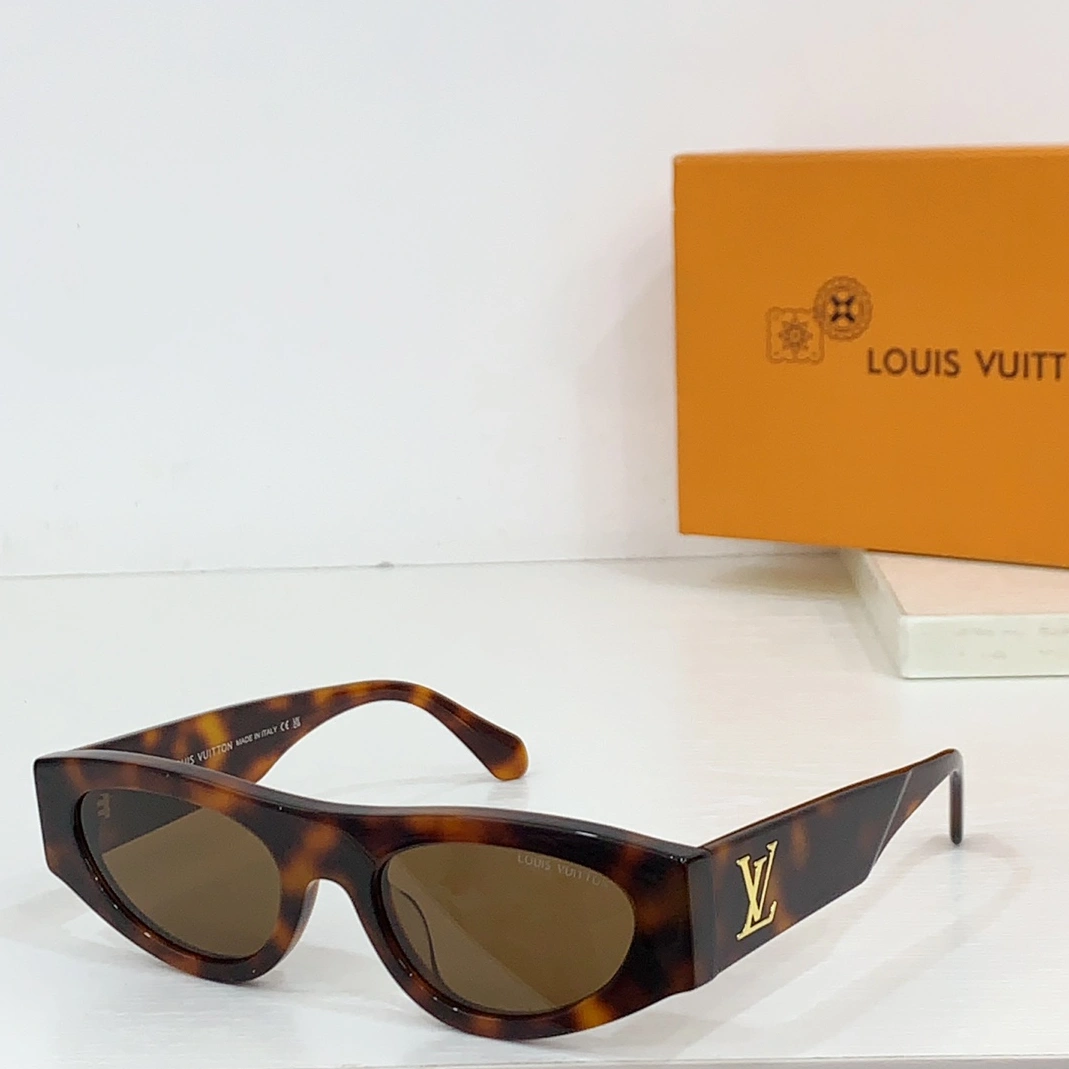Louis Vuitton AAA Quality Sunglasses Cozy 4274