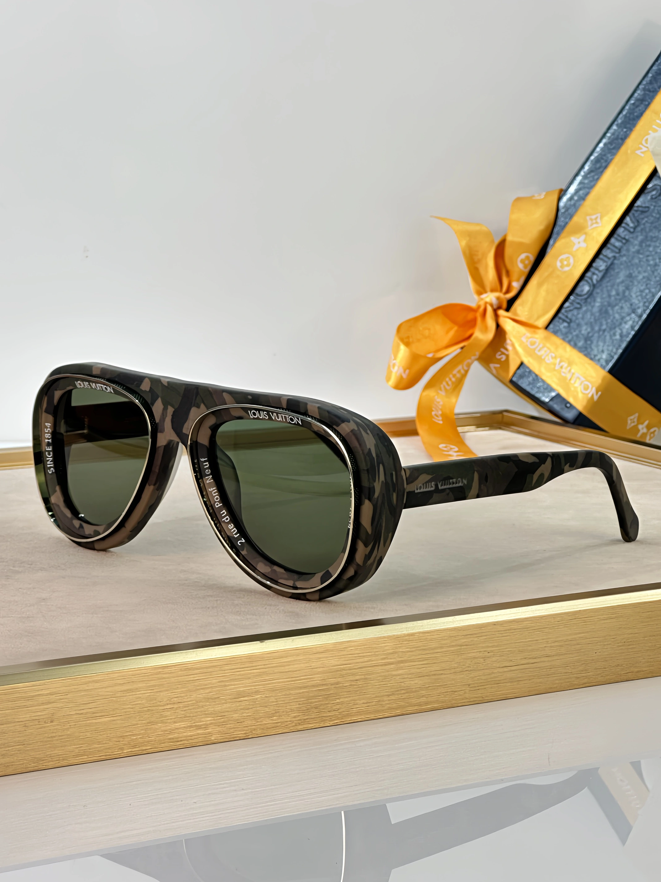 Louis Vuitton AAA Quality Sunglasses Durable 8059
