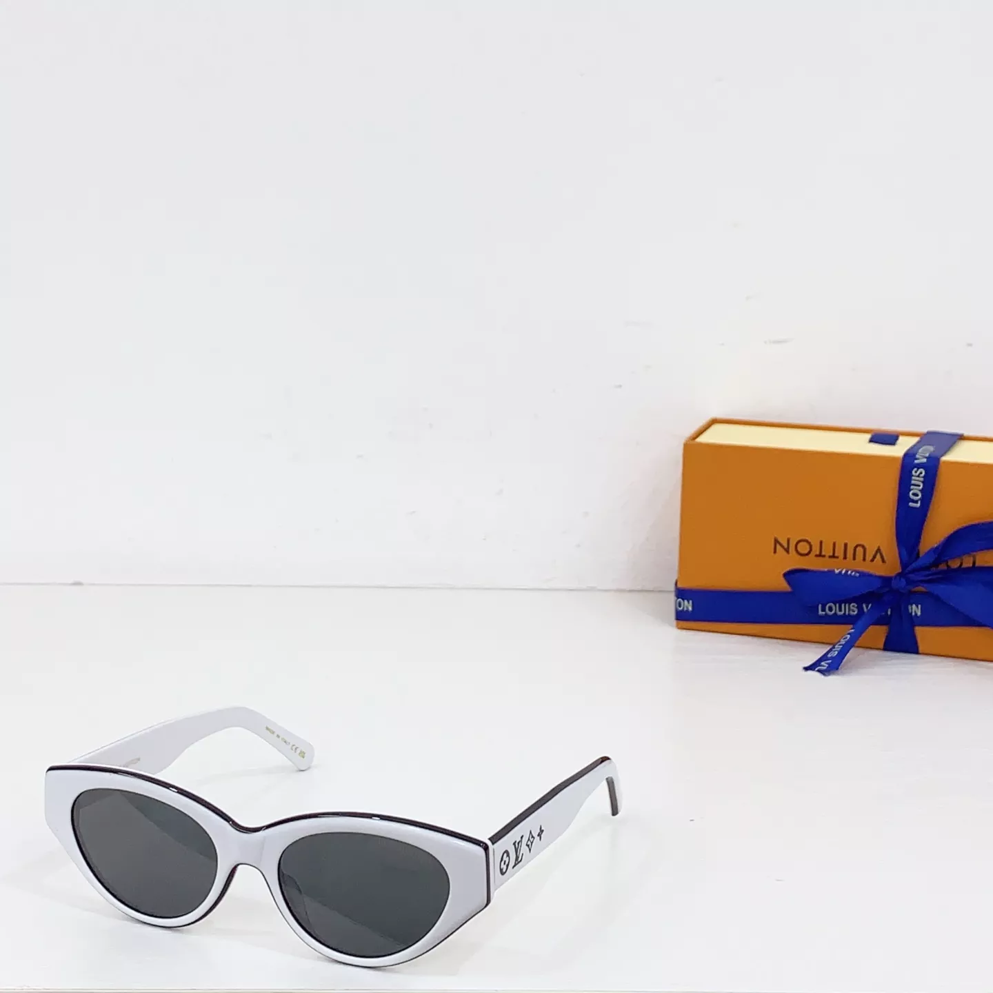 Louis Vuitton AAA Quality Sunglasses Durable 9514