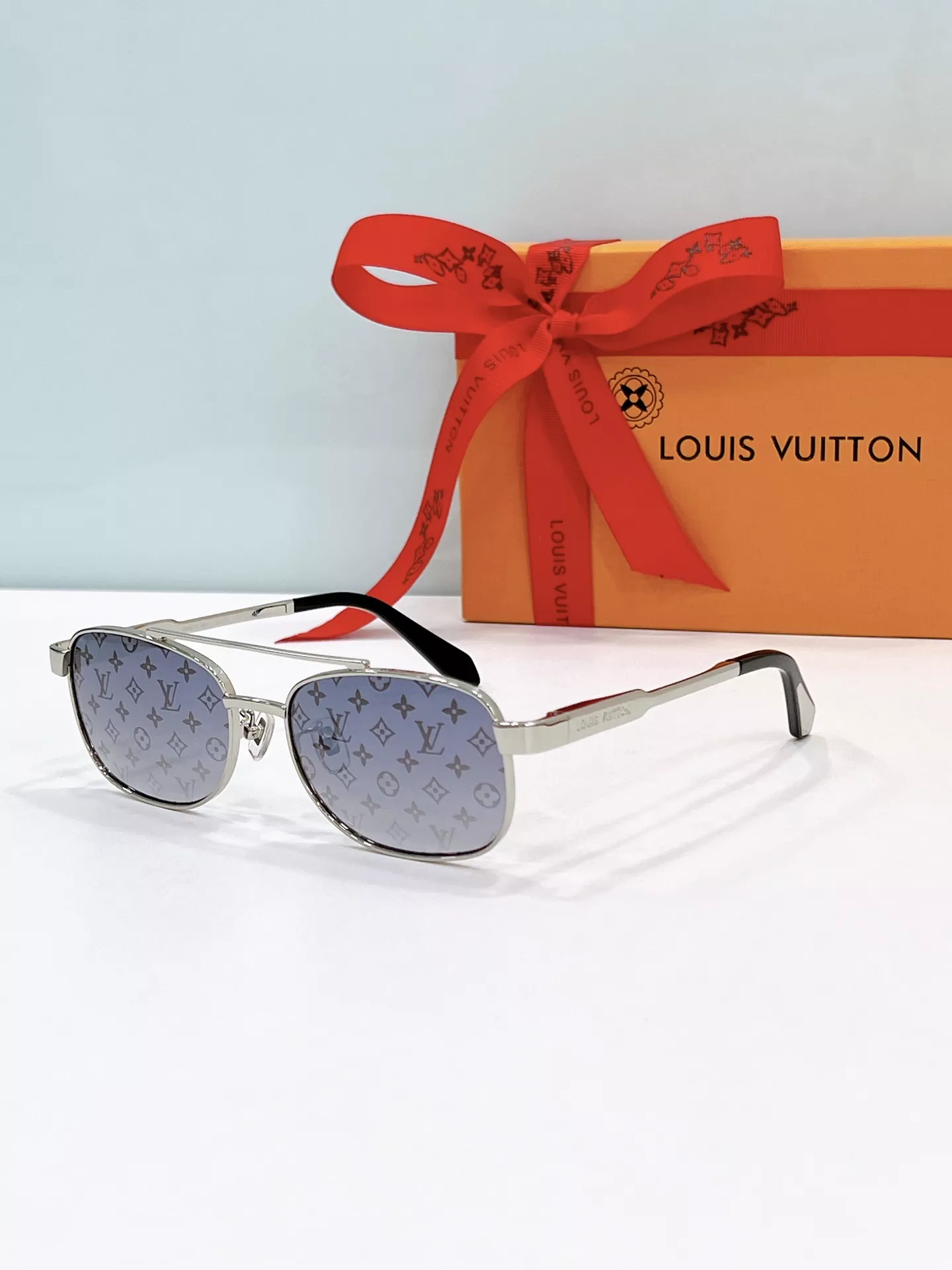 Louis Vuitton AAA Quality Sunglasses Elegant 3943