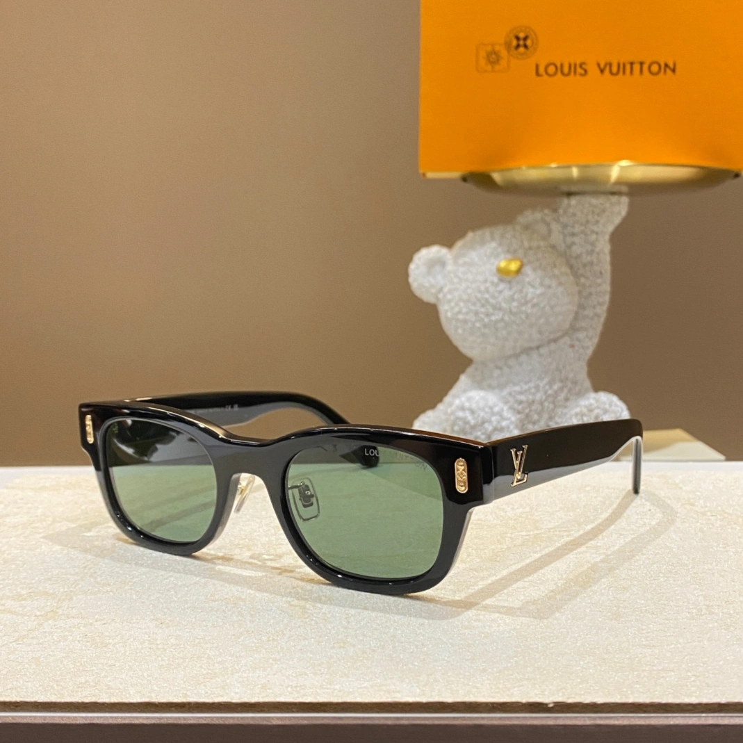 Louis Vuitton AAA Quality Sunglasses Elegant 7184