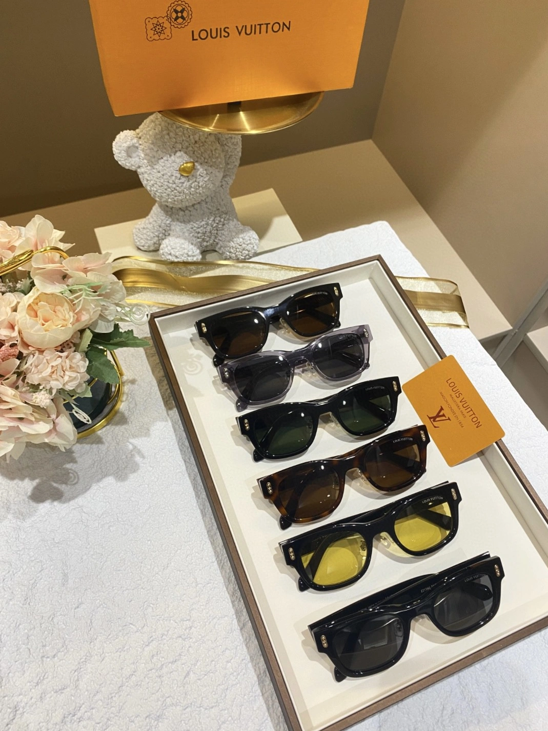 Louis Vuitton AAA Quality Sunglasses Elegant 7184
