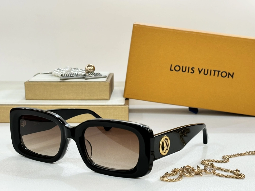 Louis Vuitton AAA Quality Sunglasses Elegant 937
