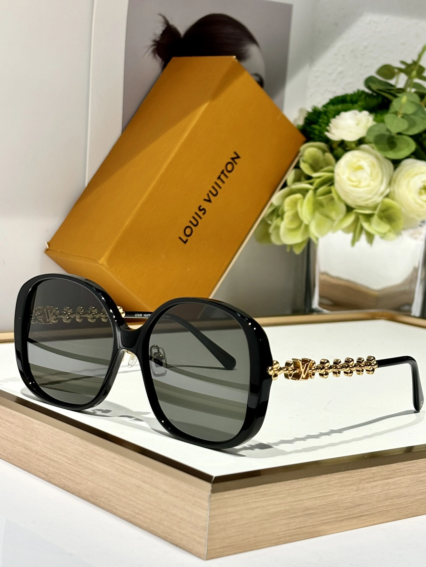 Louis Vuitton AAA Quality Sunglasses Lightweight 8142