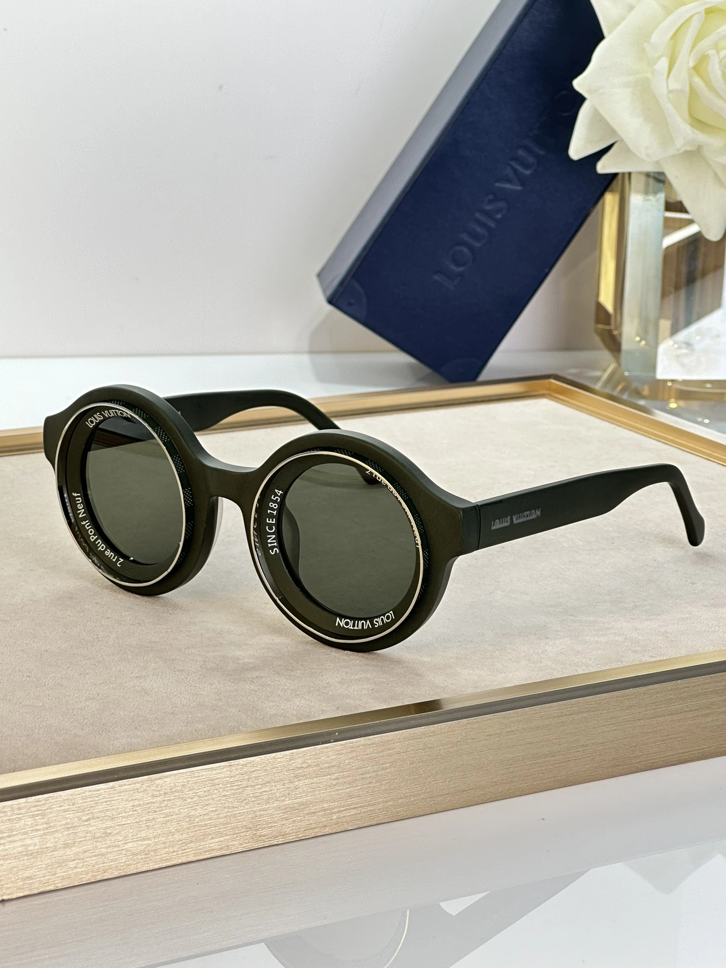 Louis Vuitton AAA Quality Sunglasses Lightweight 8841