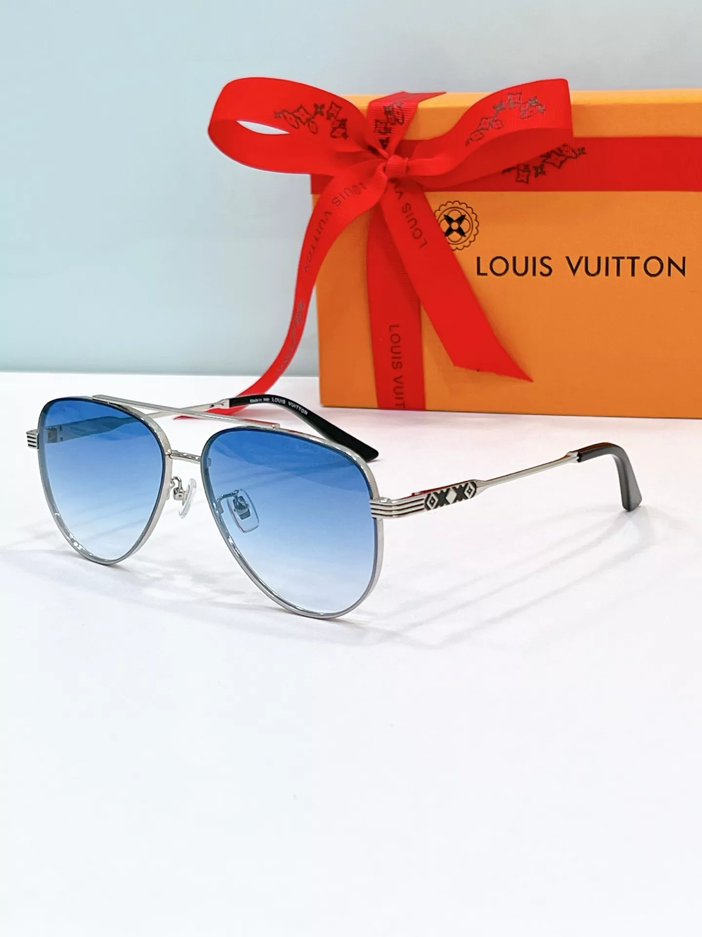 Louis Vuitton AAA Quality Sunglasses Minimalist 6657