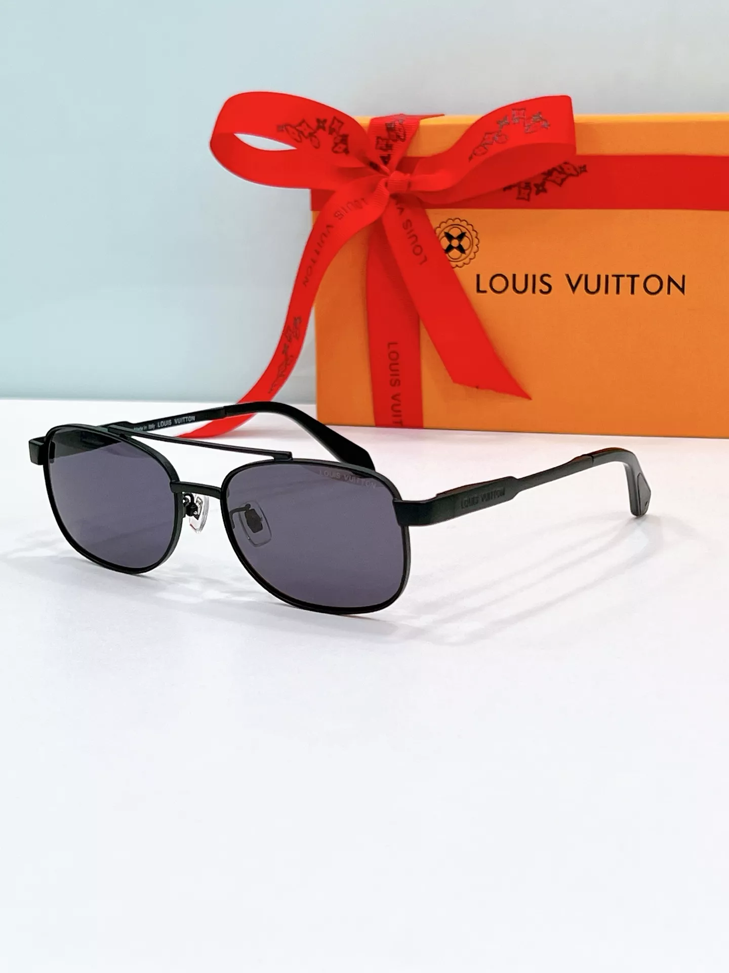 Louis Vuitton AAA Quality Sunglasses Modern 4823