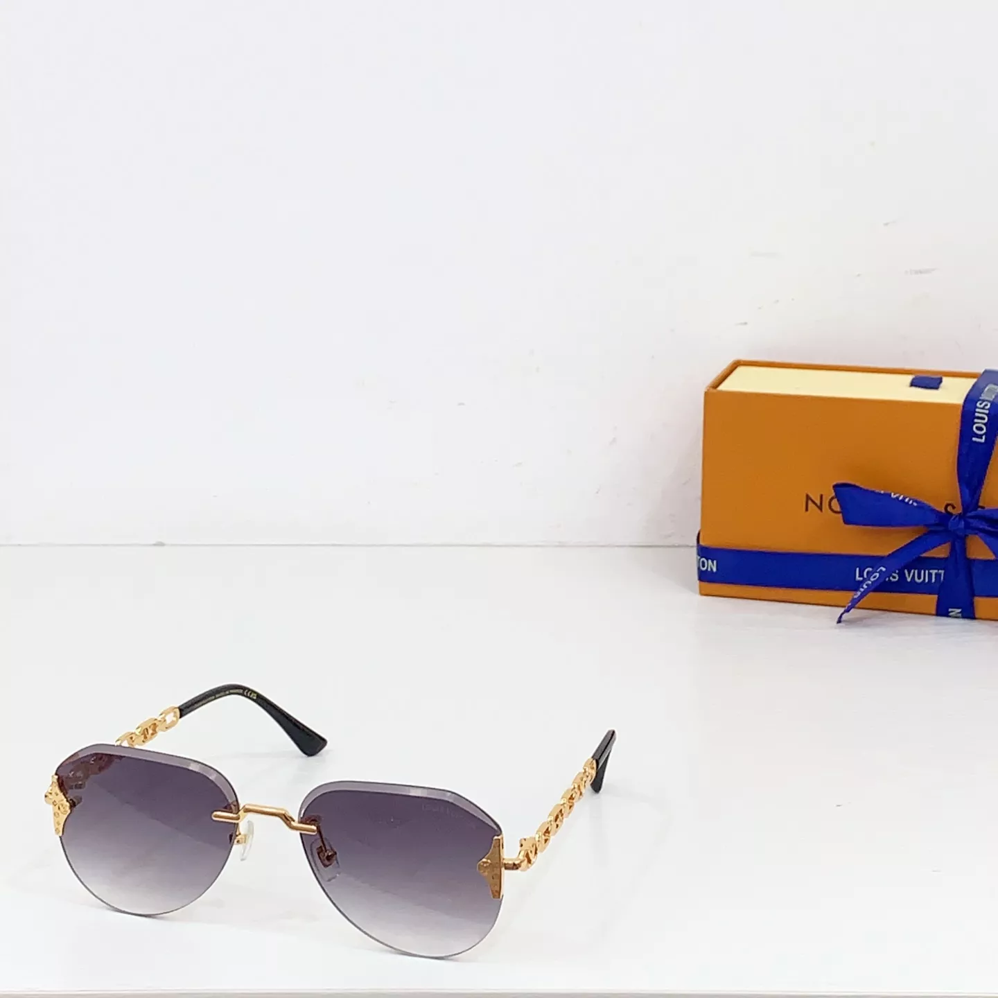 Louis Vuitton AAA Quality Sunglasses Modern 4831