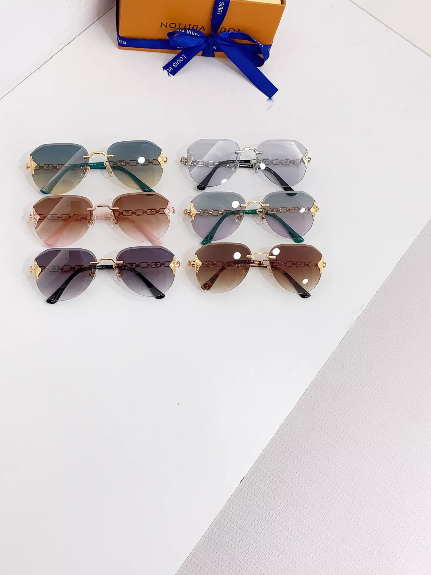 Louis Vuitton AAA Quality Sunglasses Modern 4831
