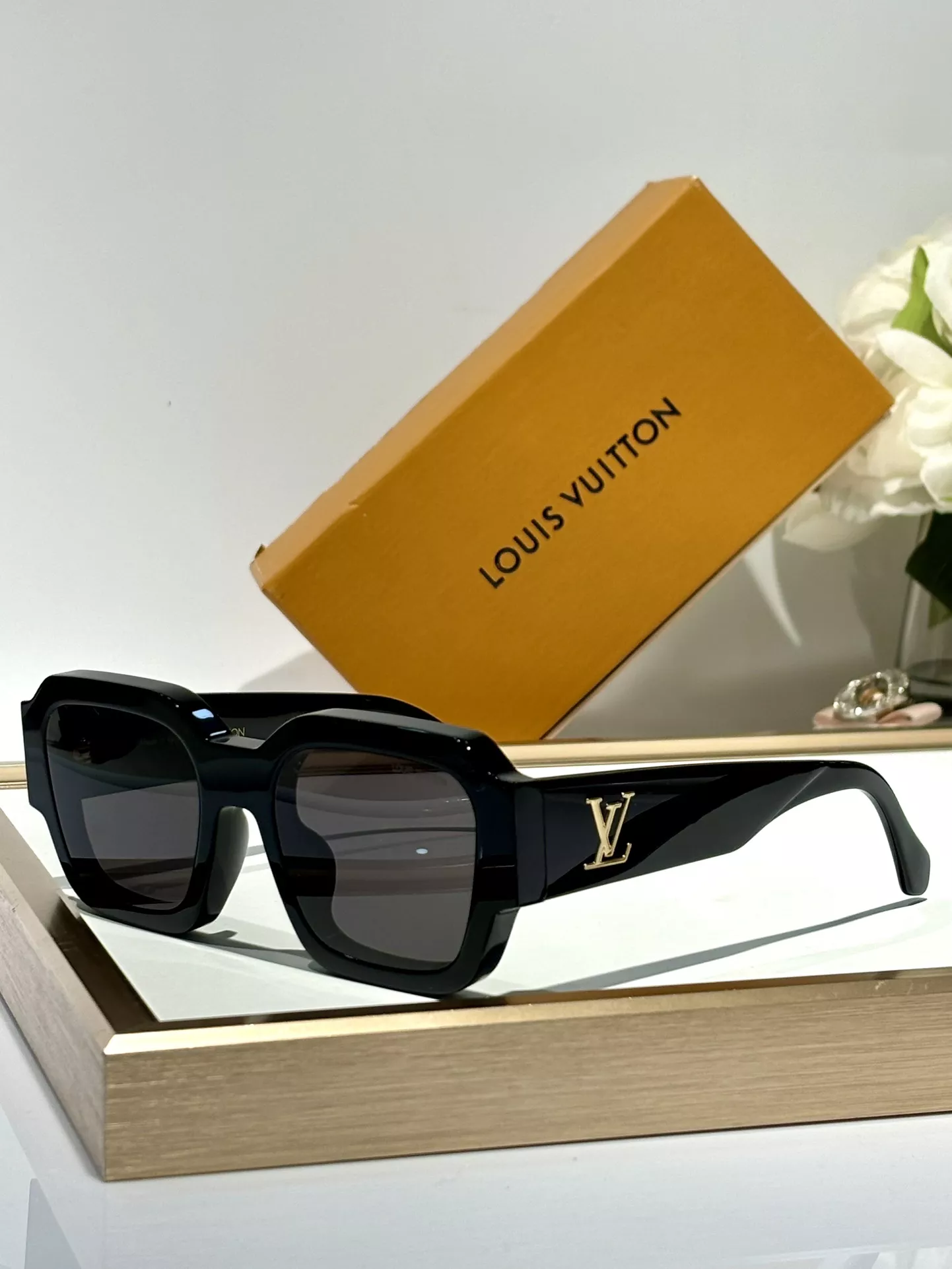Louis Vuitton AAA Quality Sunglasses ModernLook 9653