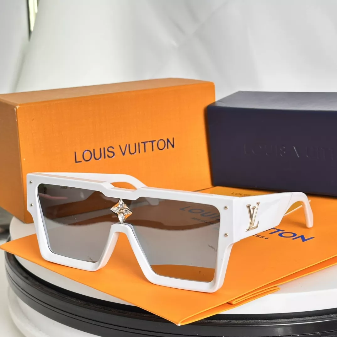 Louis Vuitton AAA Quality Sunglasses Practical 1085