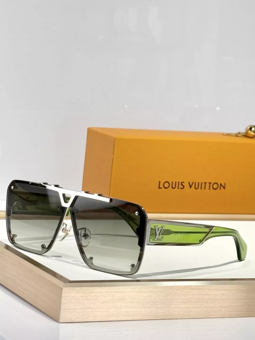 Louis Vuitton AAA Quality Sunglasses Sleek 156