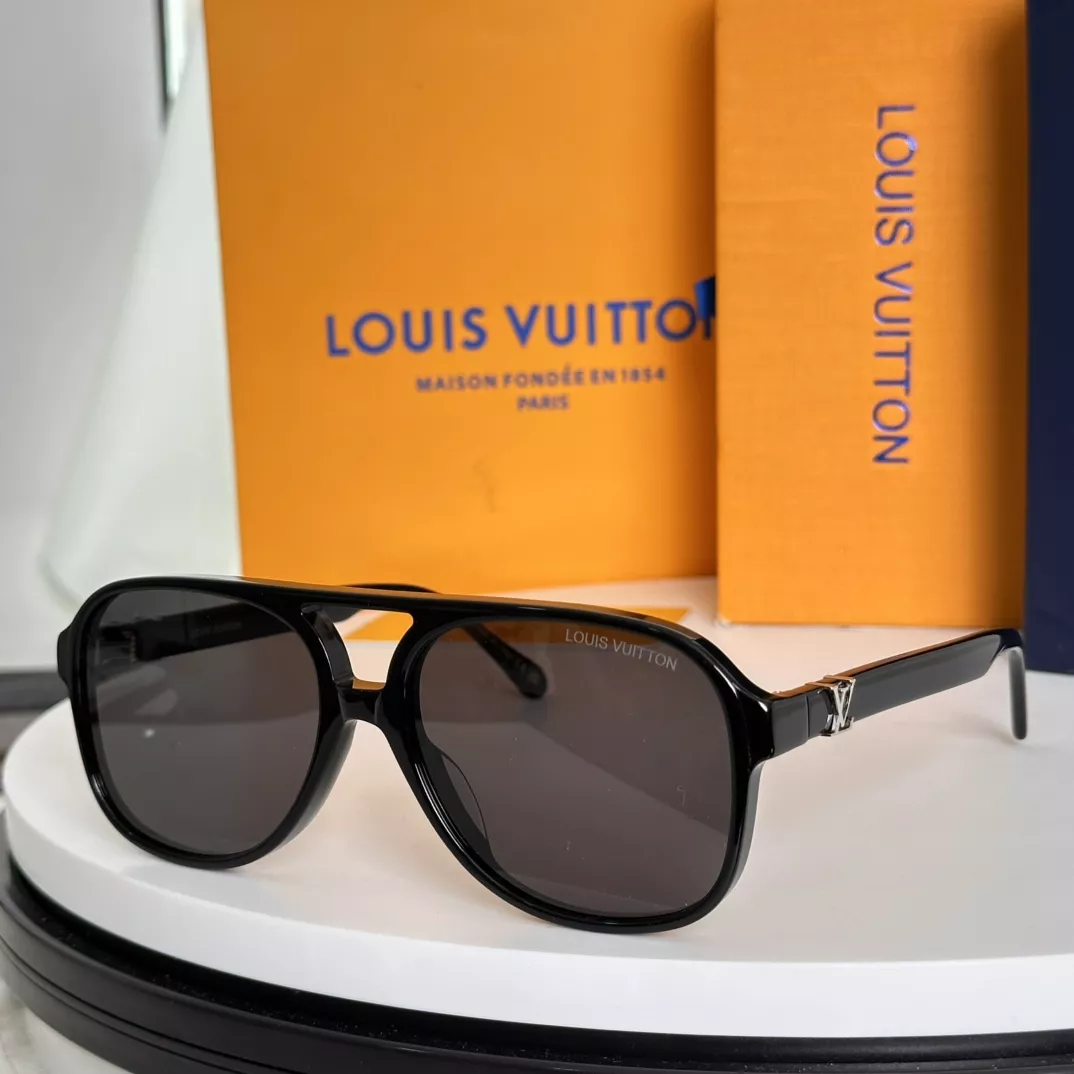 Louis Vuitton AAA Quality Sunglasses Sleek 4758