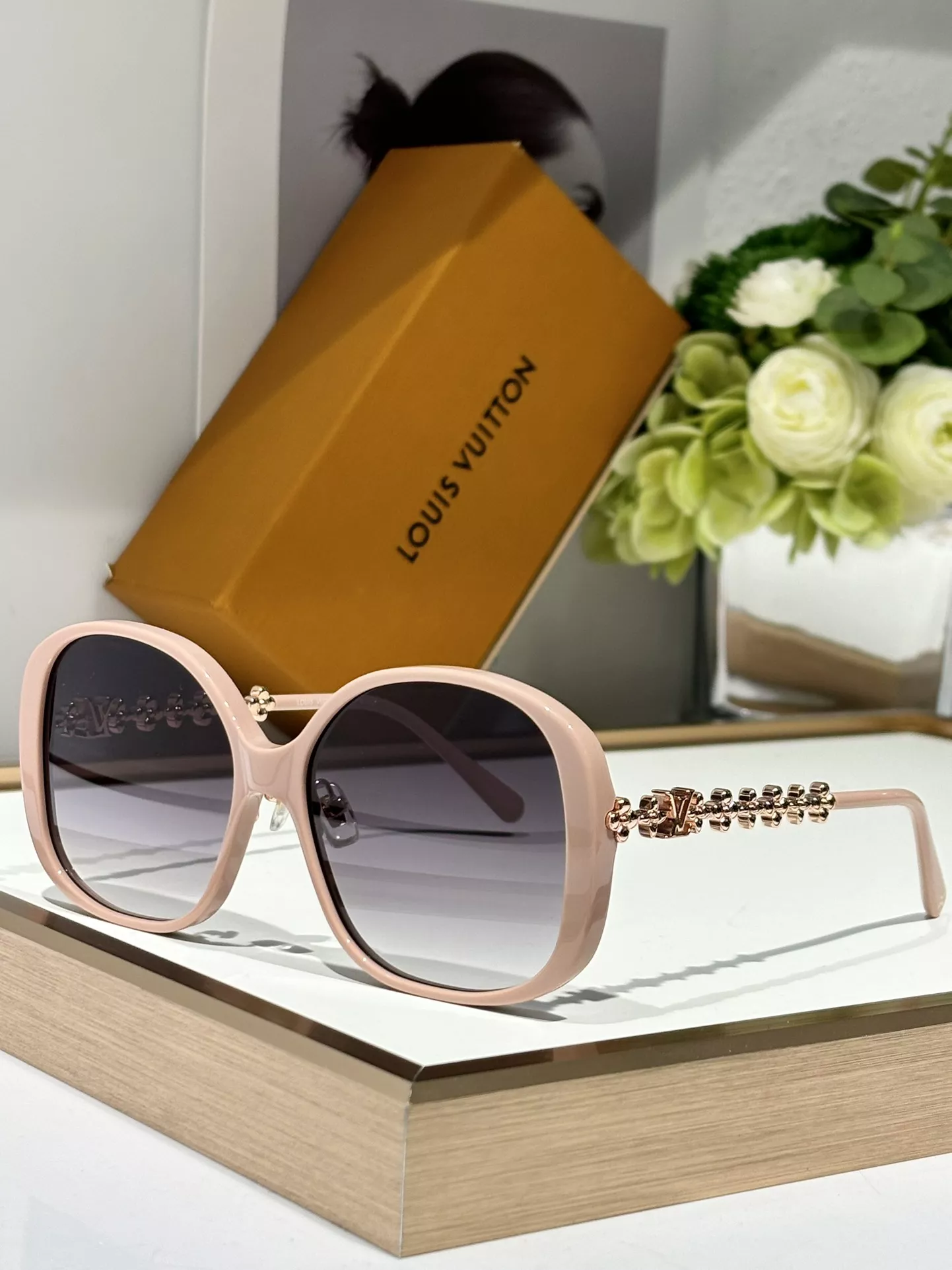 Louis Vuitton AAA Quality Sunglasses Sleek 7202
