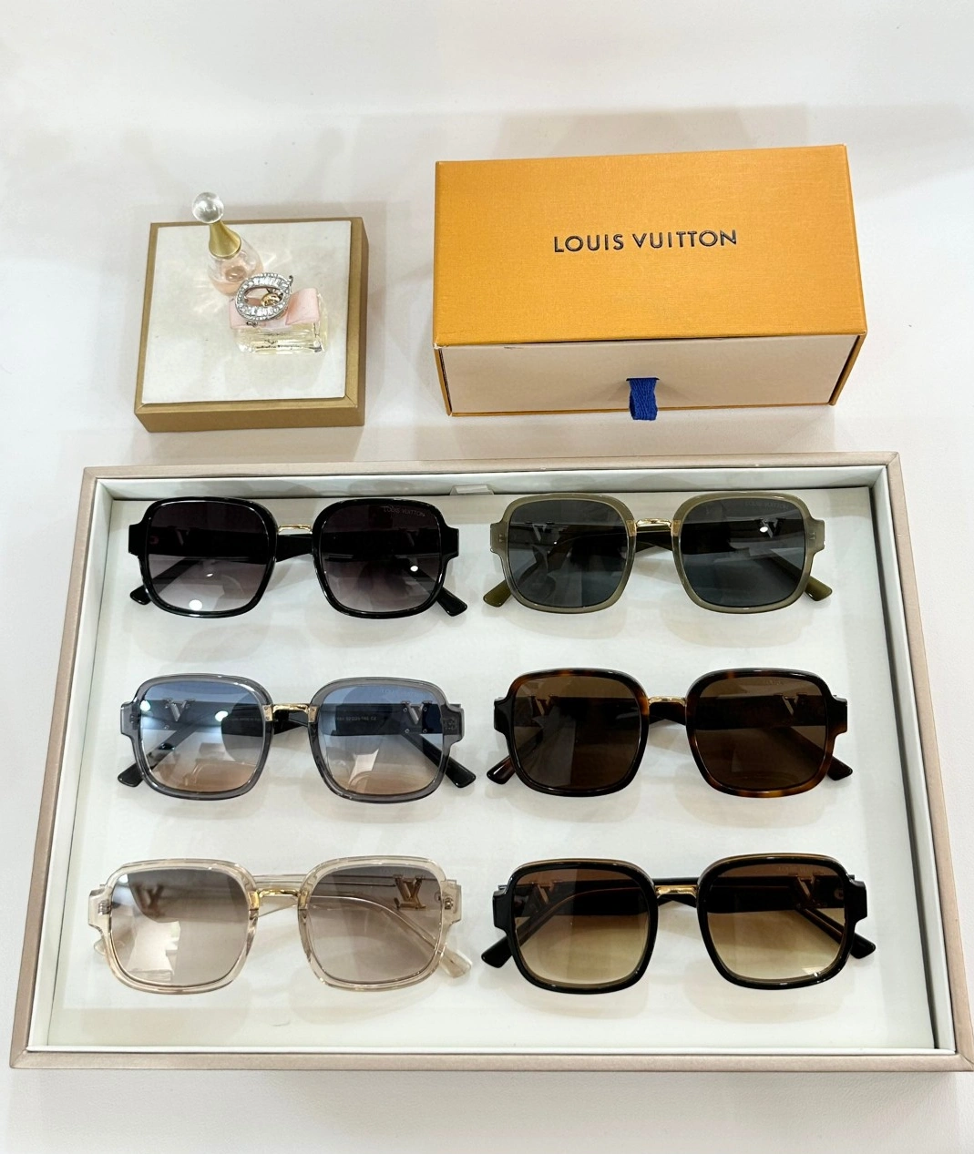 Louis Vuitton AAA Quality Sunglasses Timeless 9260