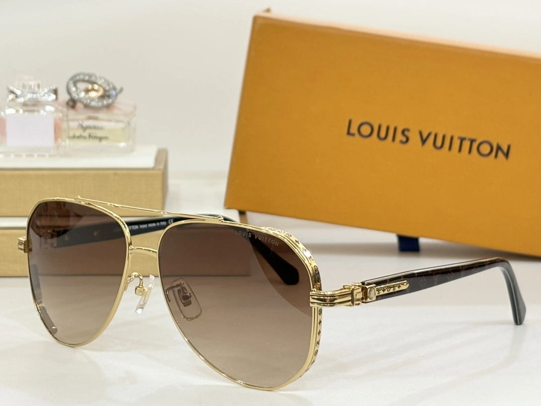 Louis Vuitton AAA Quality Sunglasses Versatile 802