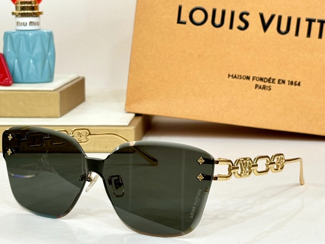 Louis Vuitton AAA Quality Sunglasses Vibrant 4591